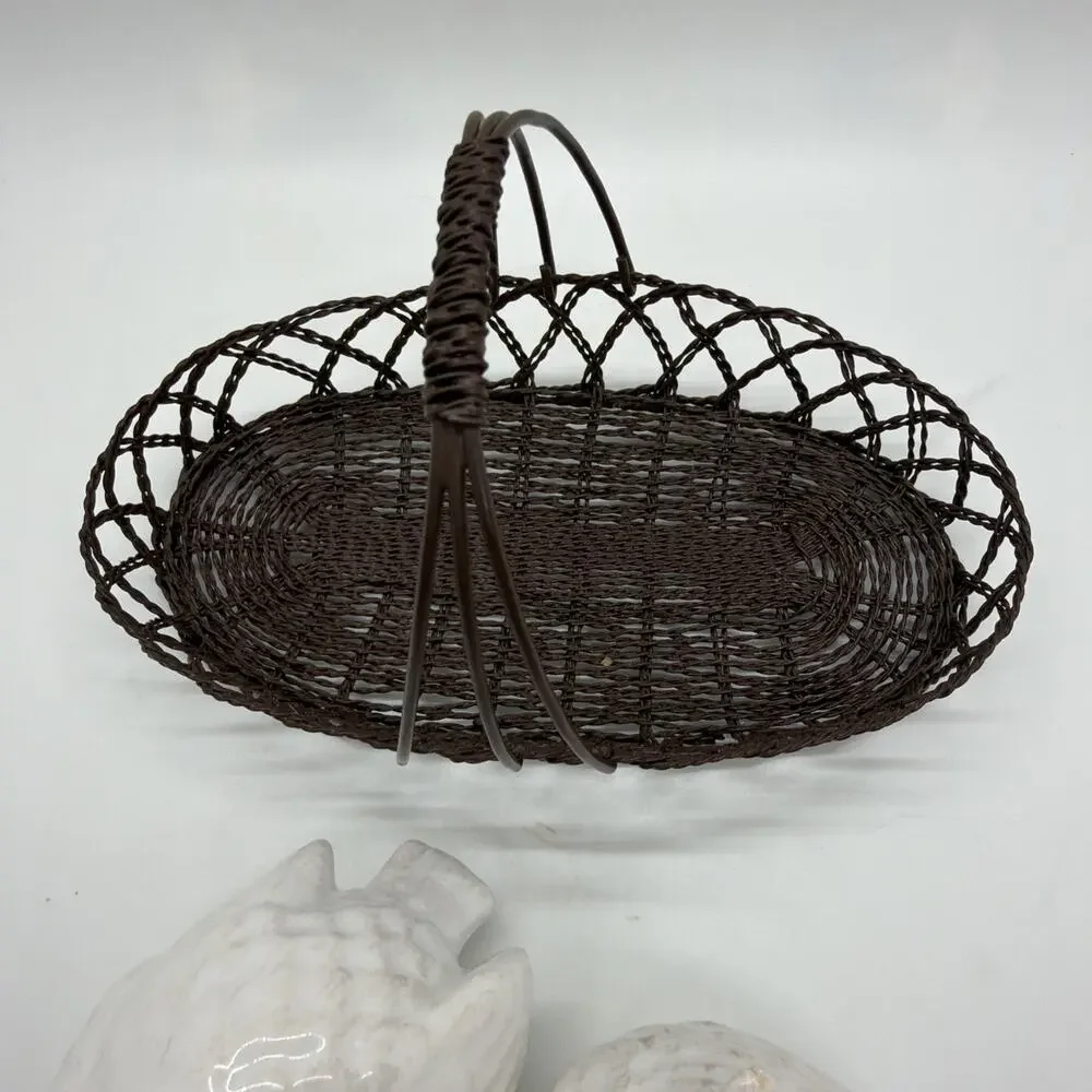 Chicks Birds Salt Pepper Shakers in Wire Country Basket Ceramic